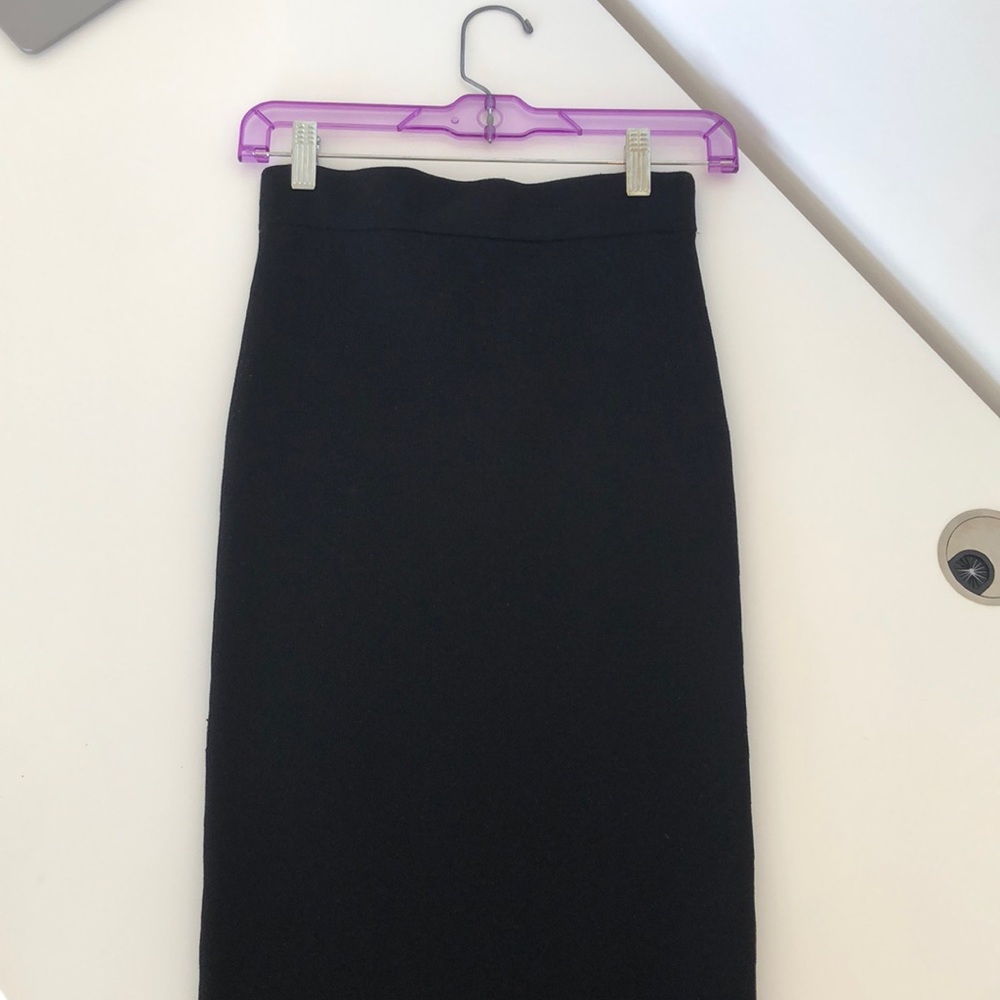 Long fitted Aritzia Babaton black skirt. EXCELLENT CONDITION. size small!